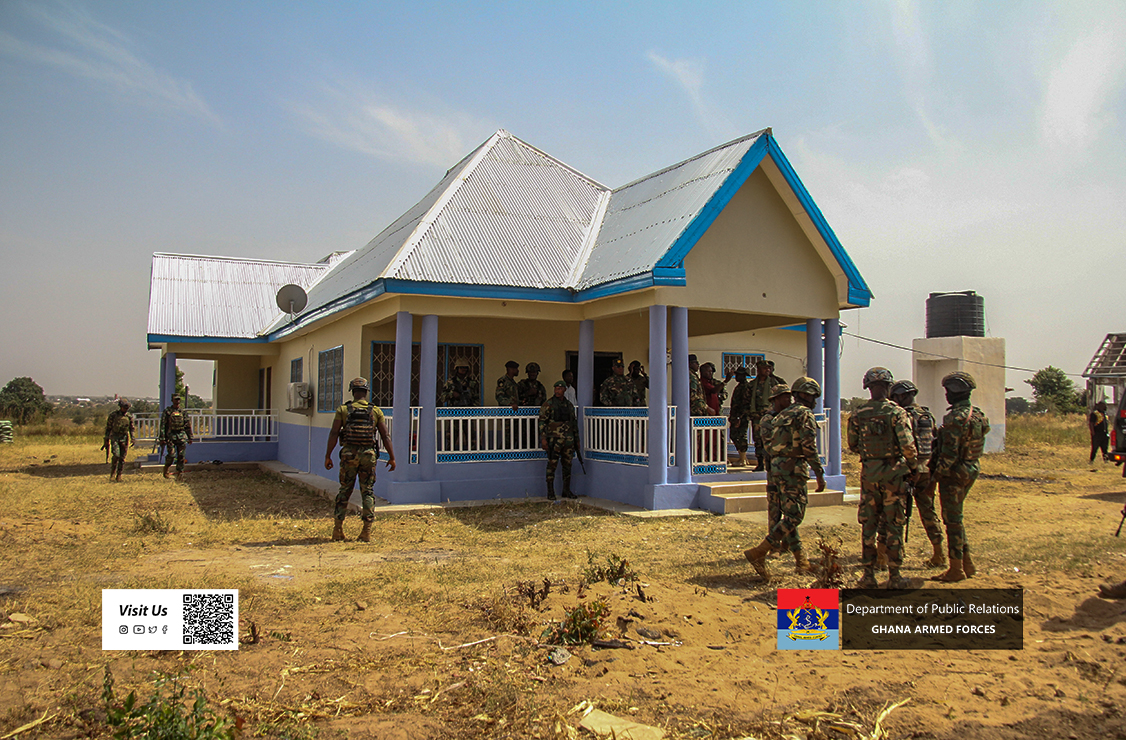 GOC N/COMD VISITS 11 MECH BN - Image 2