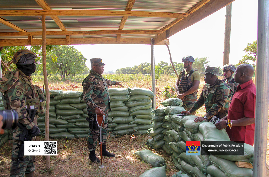 GOC N/COMD VISITS 11 MECH BN - Image 3